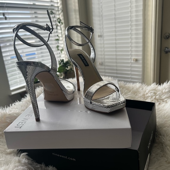 Silver Nine West high heels - Picture 5 of 7